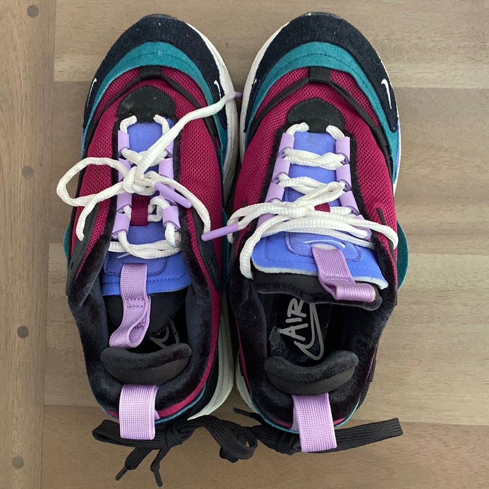 Women’s Nike air tennis shoes